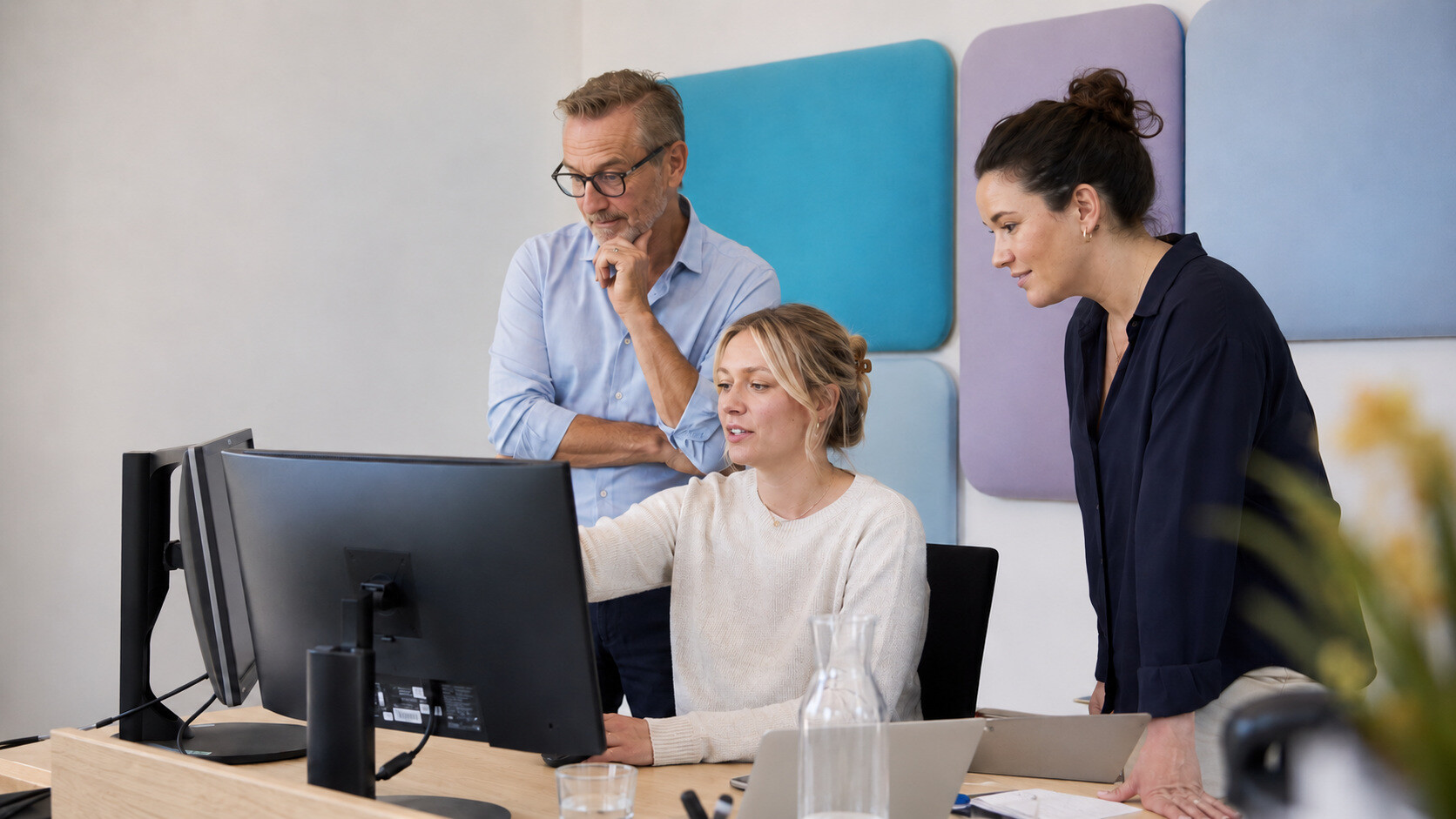 Drei Recruiter besprechen gemeinsam ein Projekt am Bildschirm