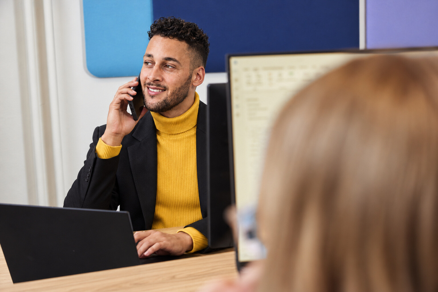 Recruiter von just recruiting im Telefonat am Arbeitsplatz
